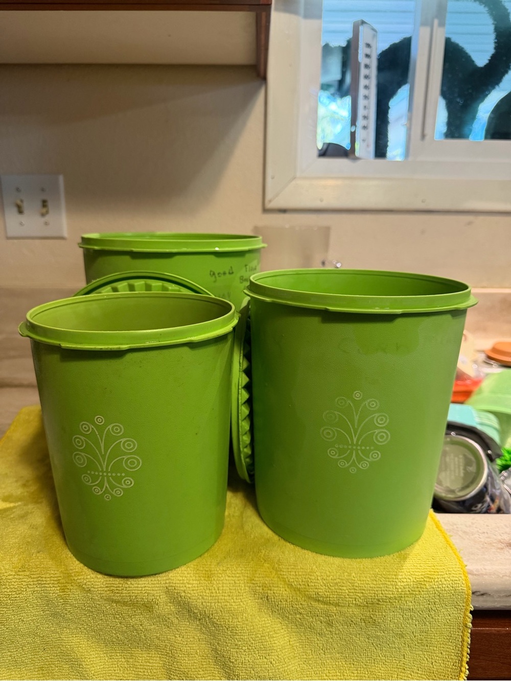 Tupperware canisters - Picture 3 of 6